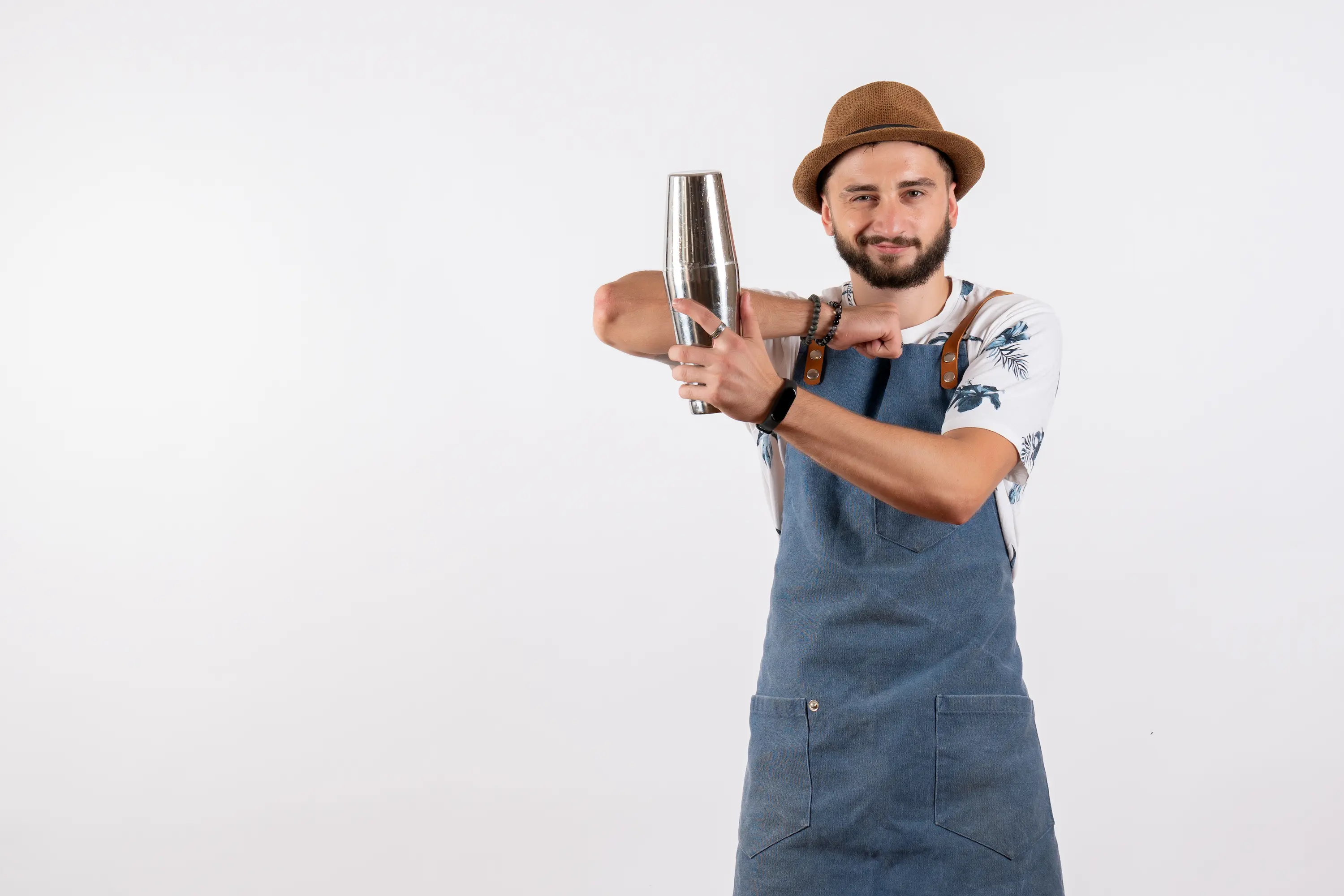 Bartender profesional preparando cócteles